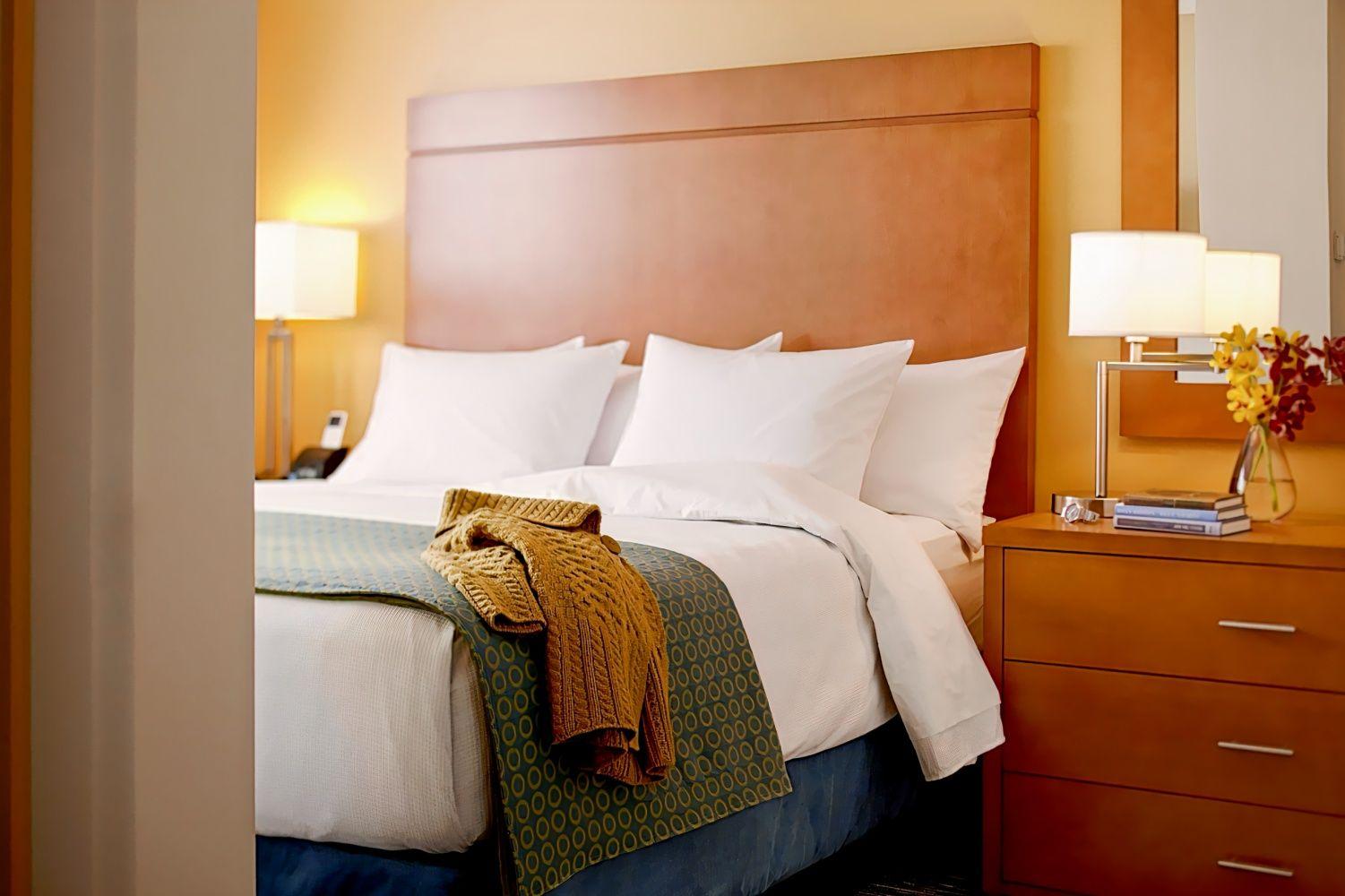 Double bed suite at the resort following a wood design with two bed side lamps