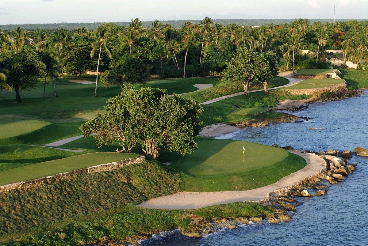 Panoramic view of an elevated green strategically placed next to the rocky coast