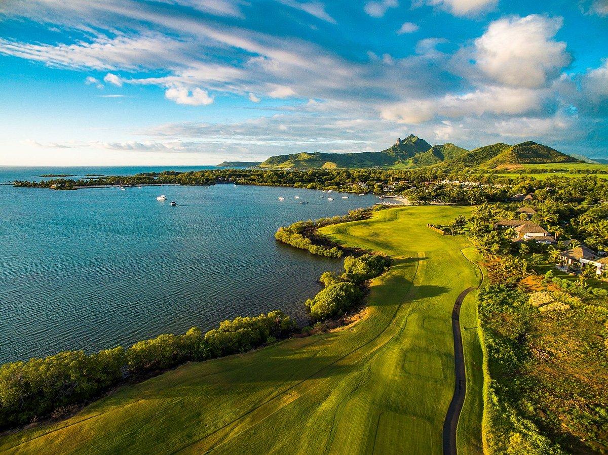 A long fairway that runs along the coast with mountain views in the back