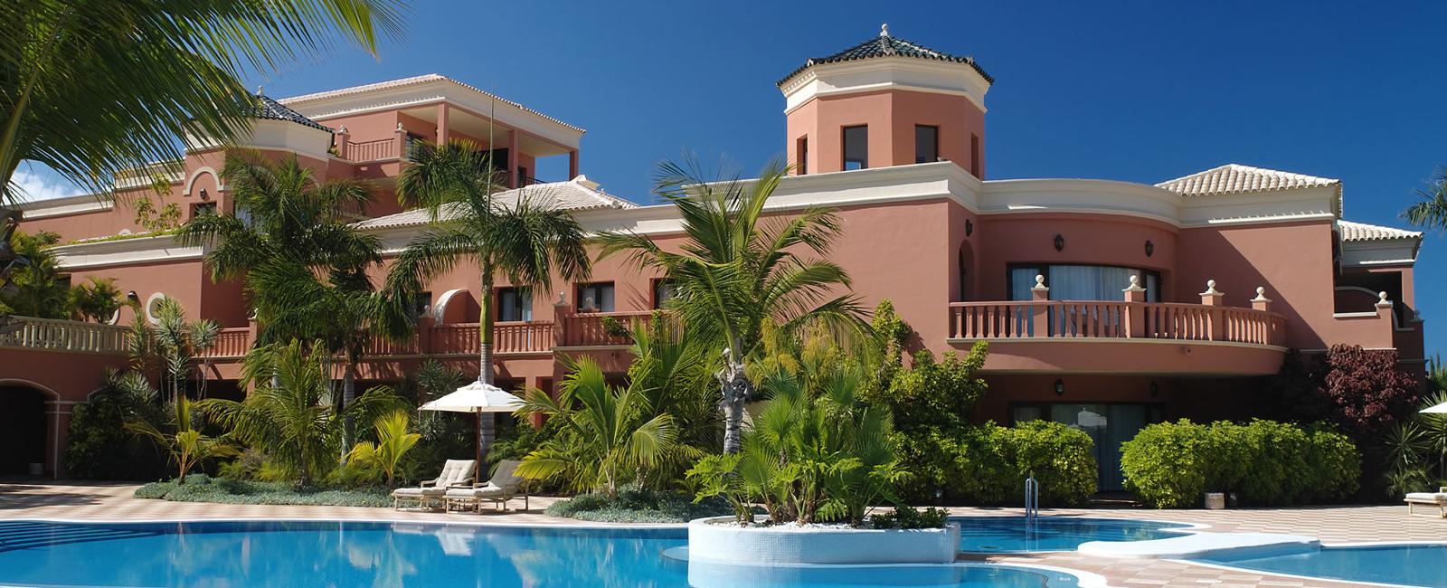 Outdoor swimming pool with the hotel behind