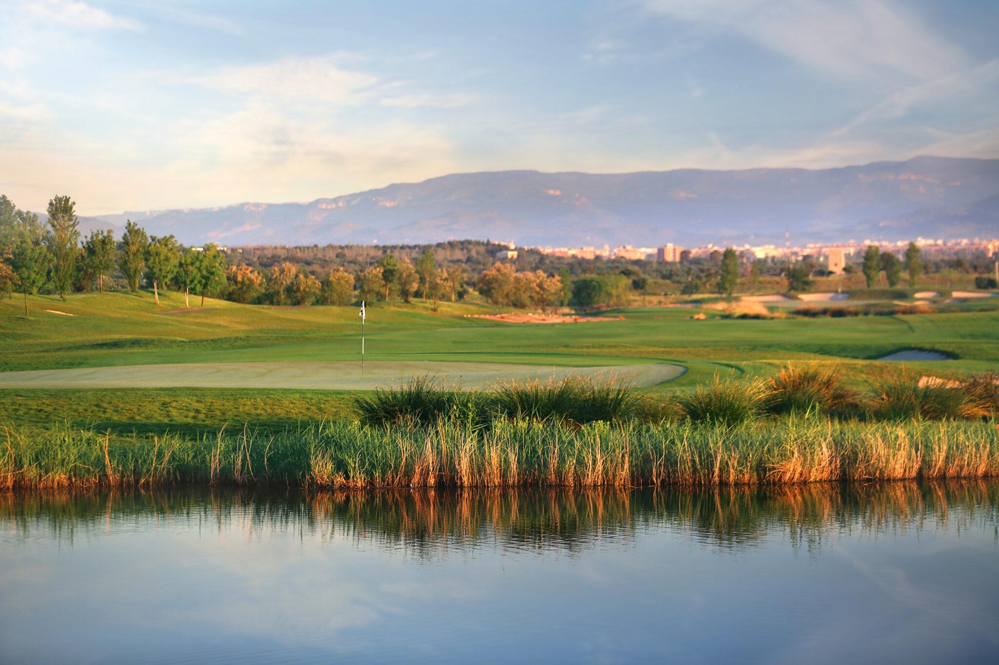 Showing a green with a water hazard in front