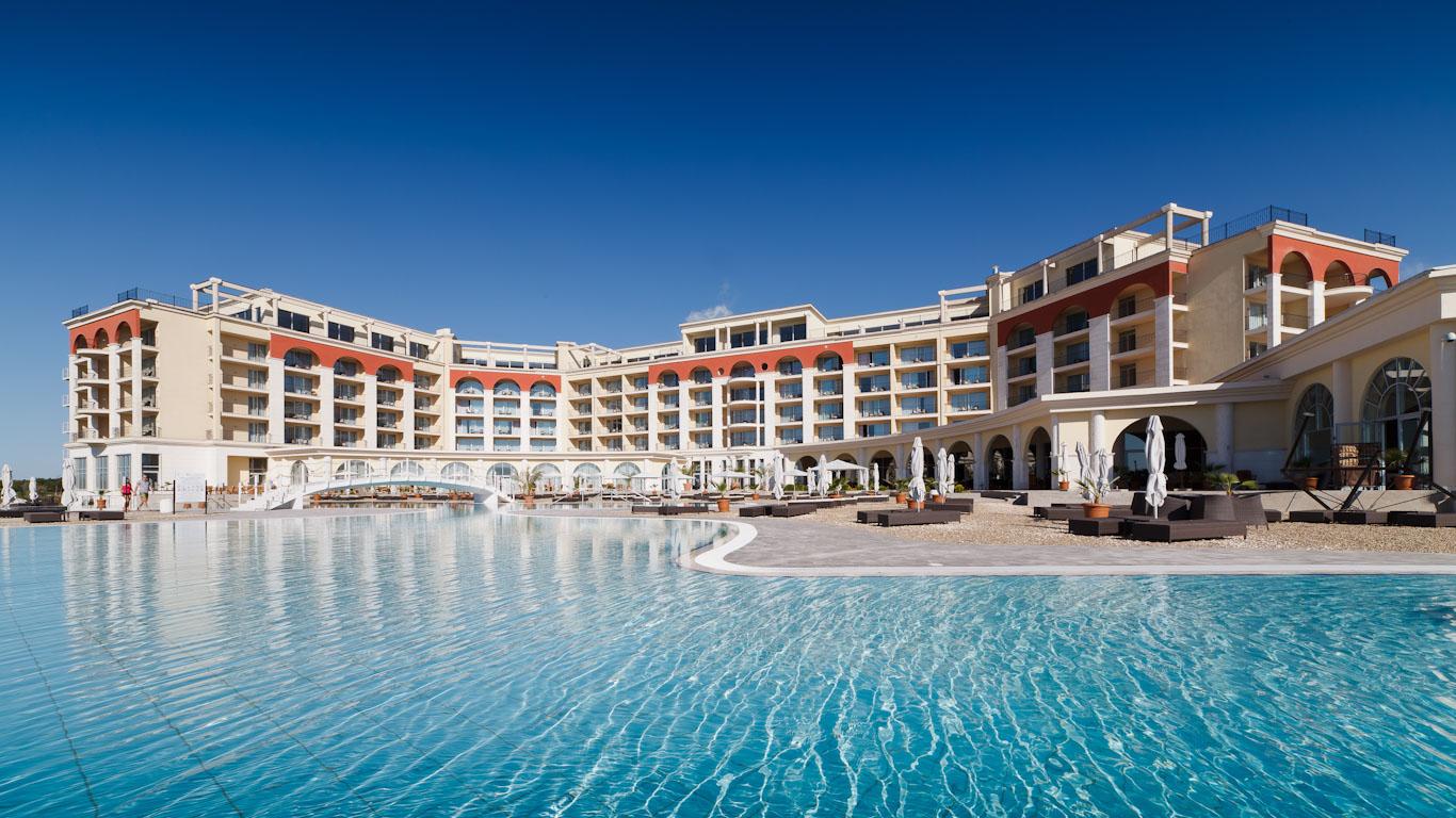 Panoramic view of the Lighthouse Golf & Spa Resort's swimming pool surrounded by sunbeds