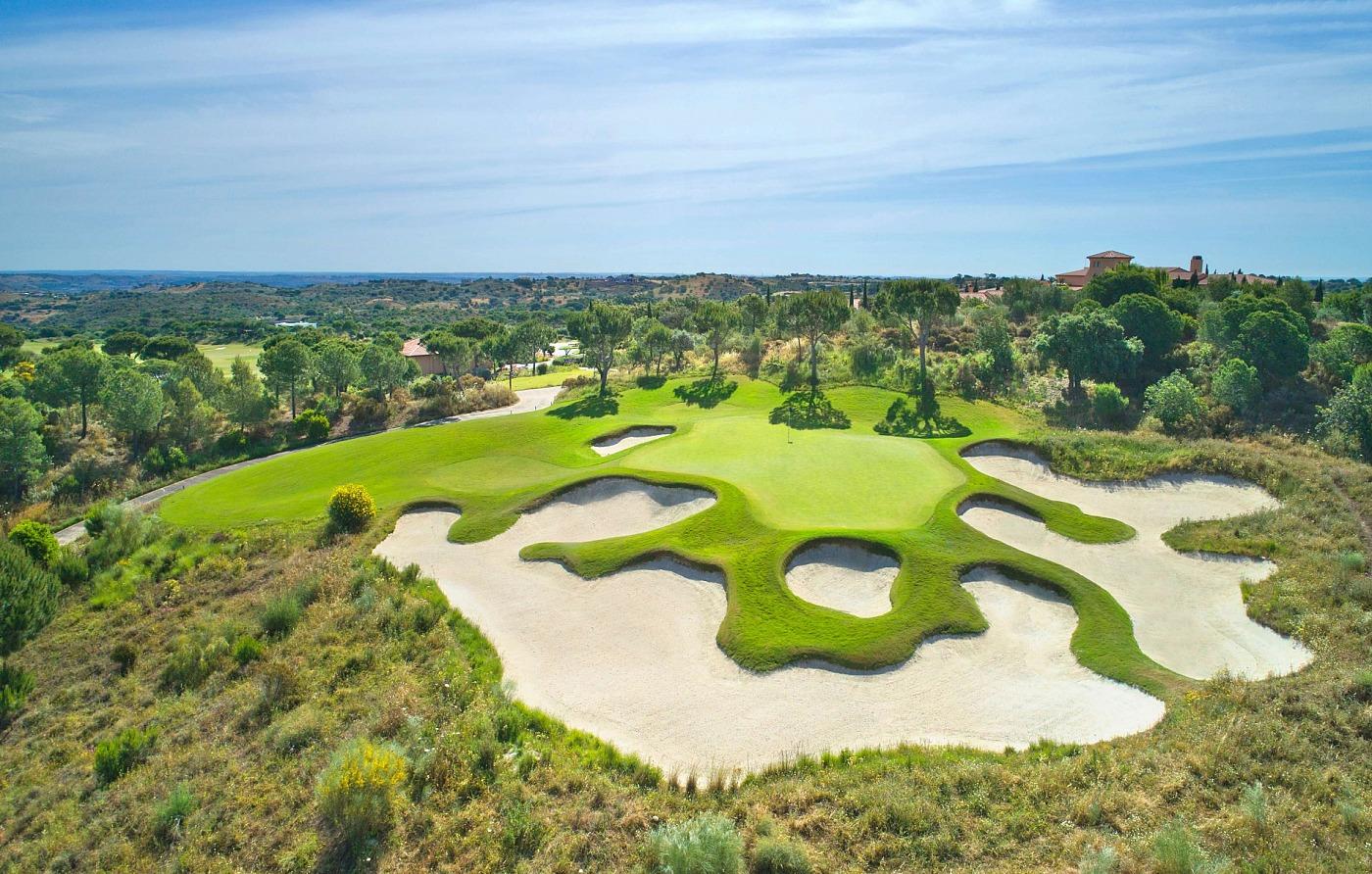 Undulating green surrounded by bunkers