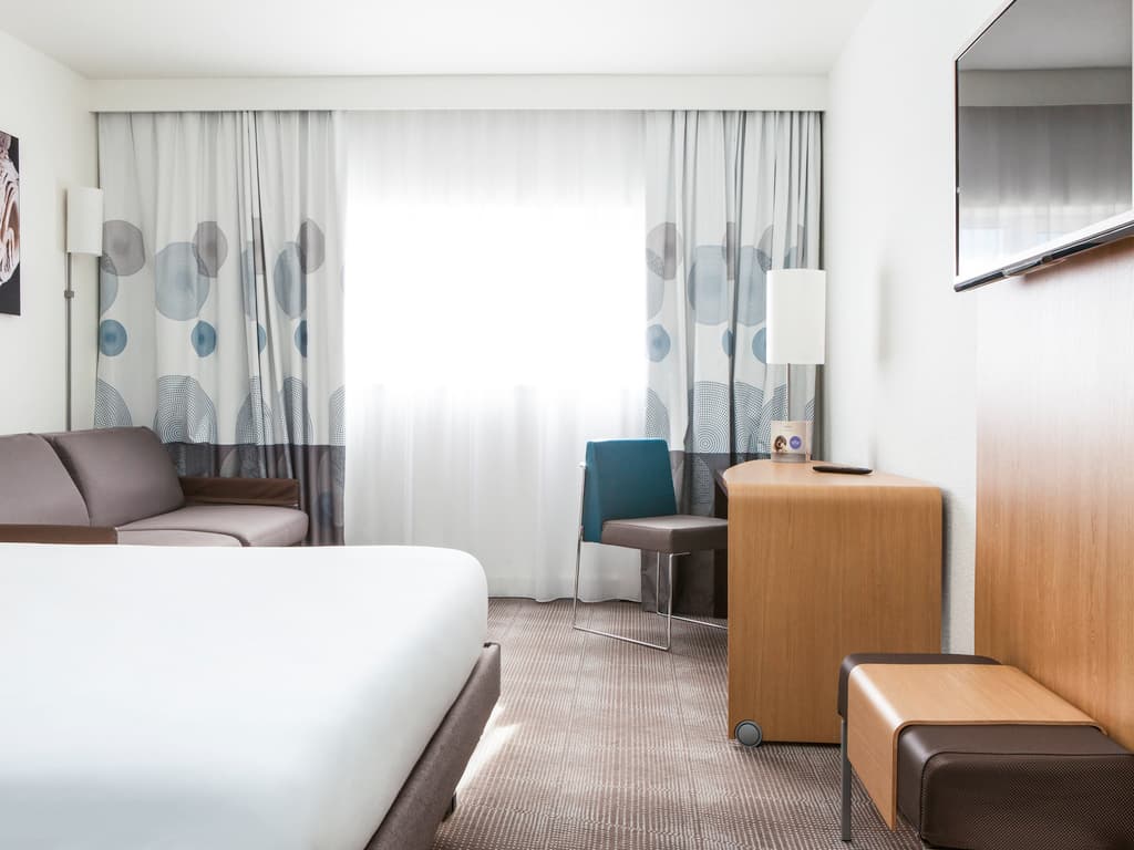 Double bed and lounge area in Double / Twin Room