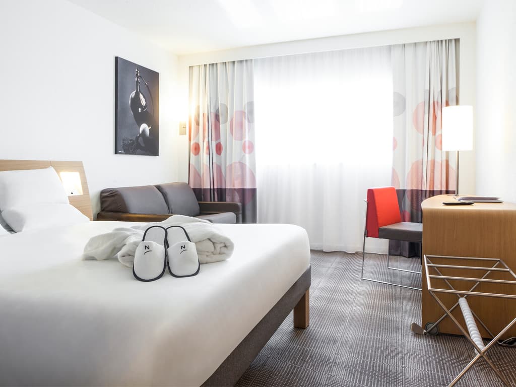 Double bed with lounge area in Double / Twin Room