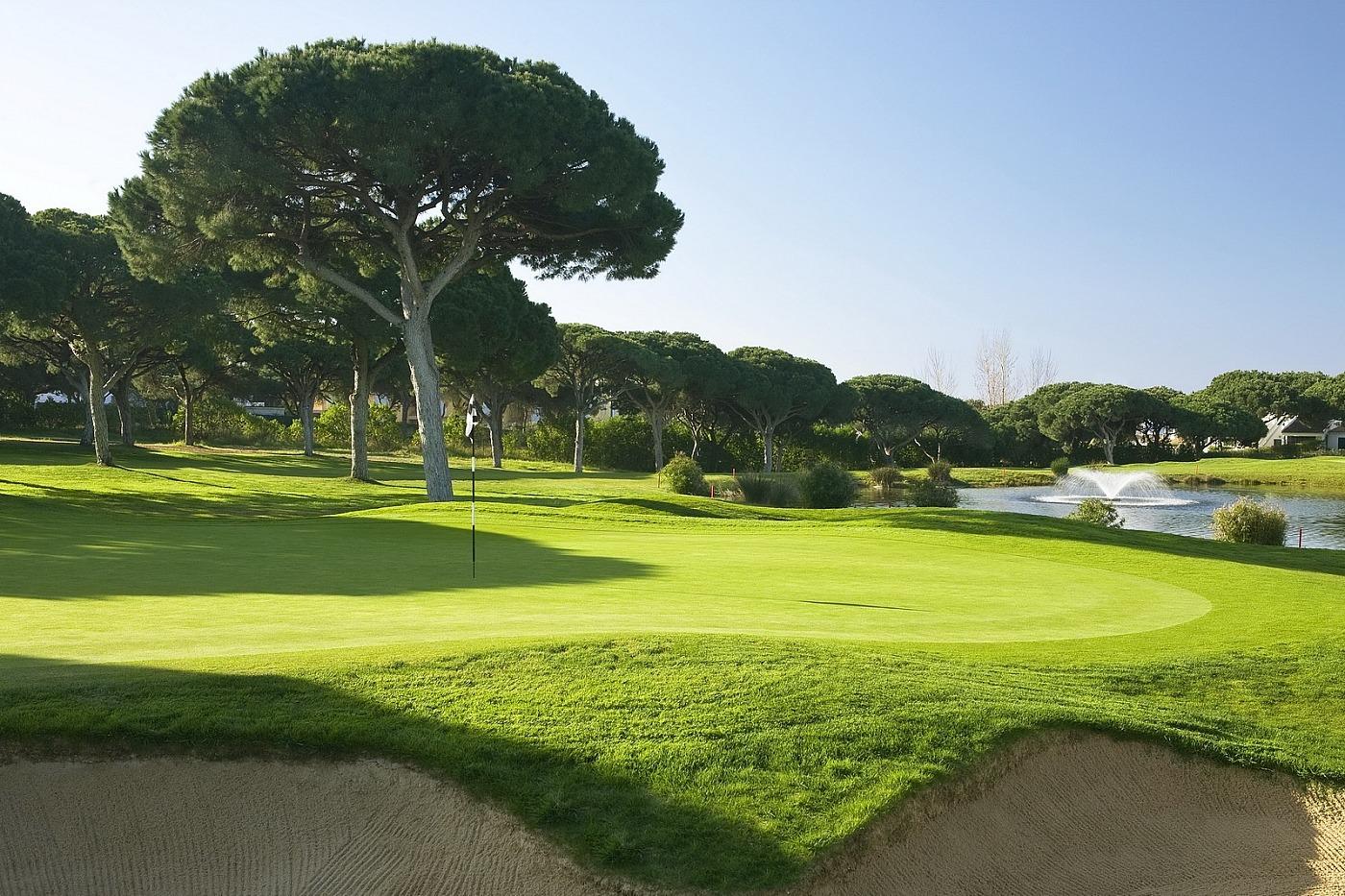 Pristine green with a water hazard in front