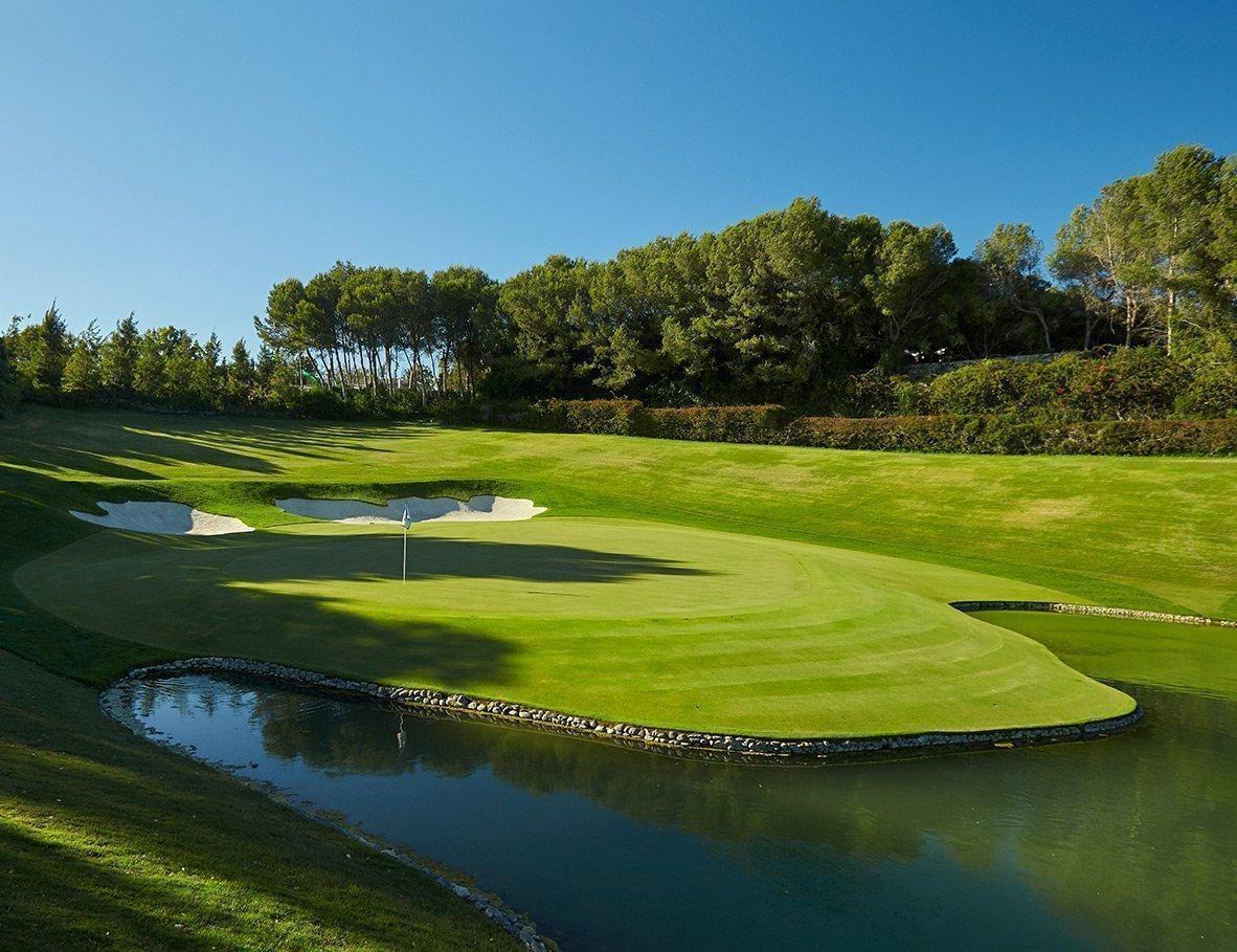 Green with water in front and bunkers behind