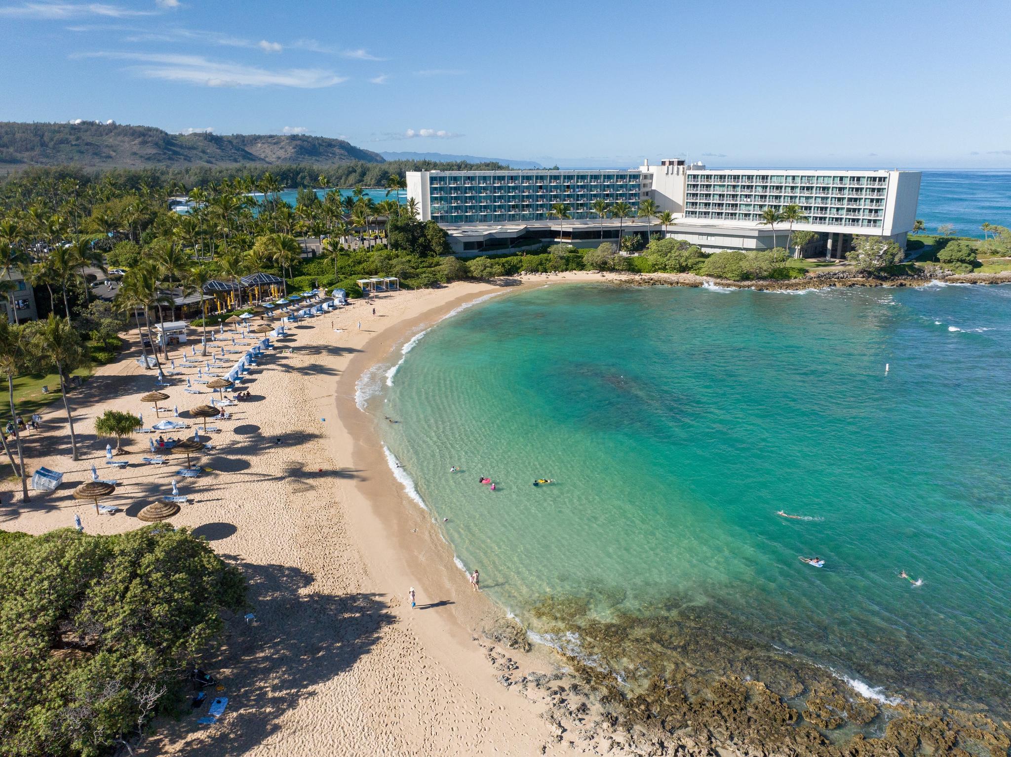 External view of the hotel and beach