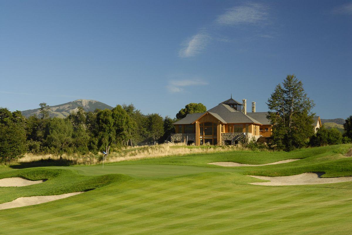 The Chapelco Golf clubhouse overlooking a smooth green surrounded by sand bunkers