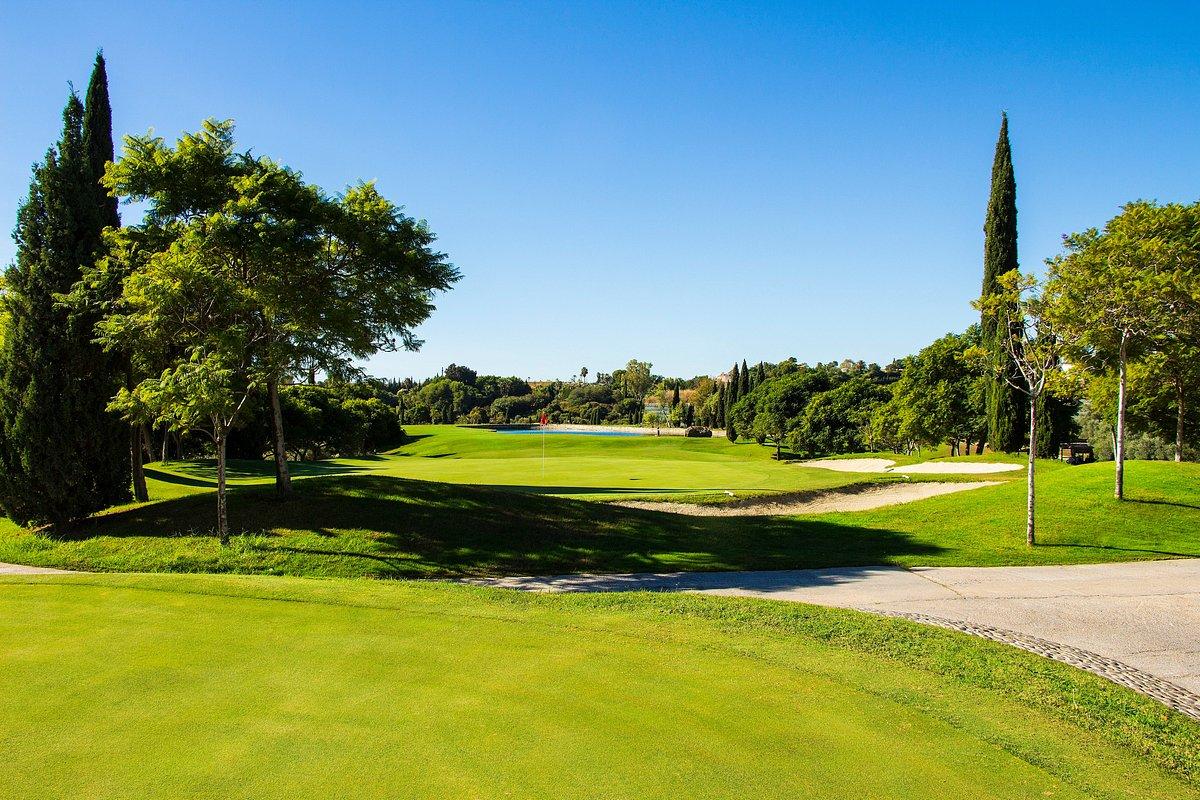 Pristine green surrounded by bunkers