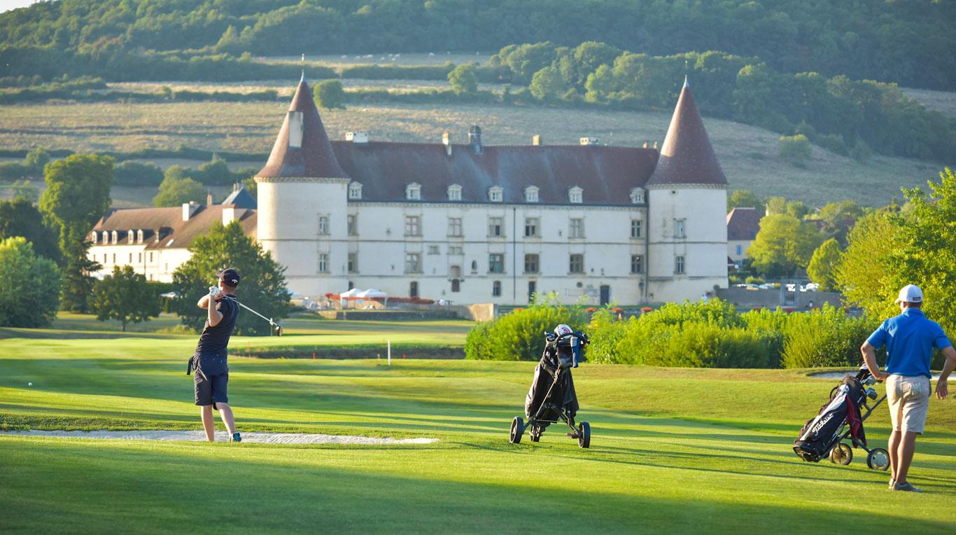 Player playing out of the bunker with the hotel in the background