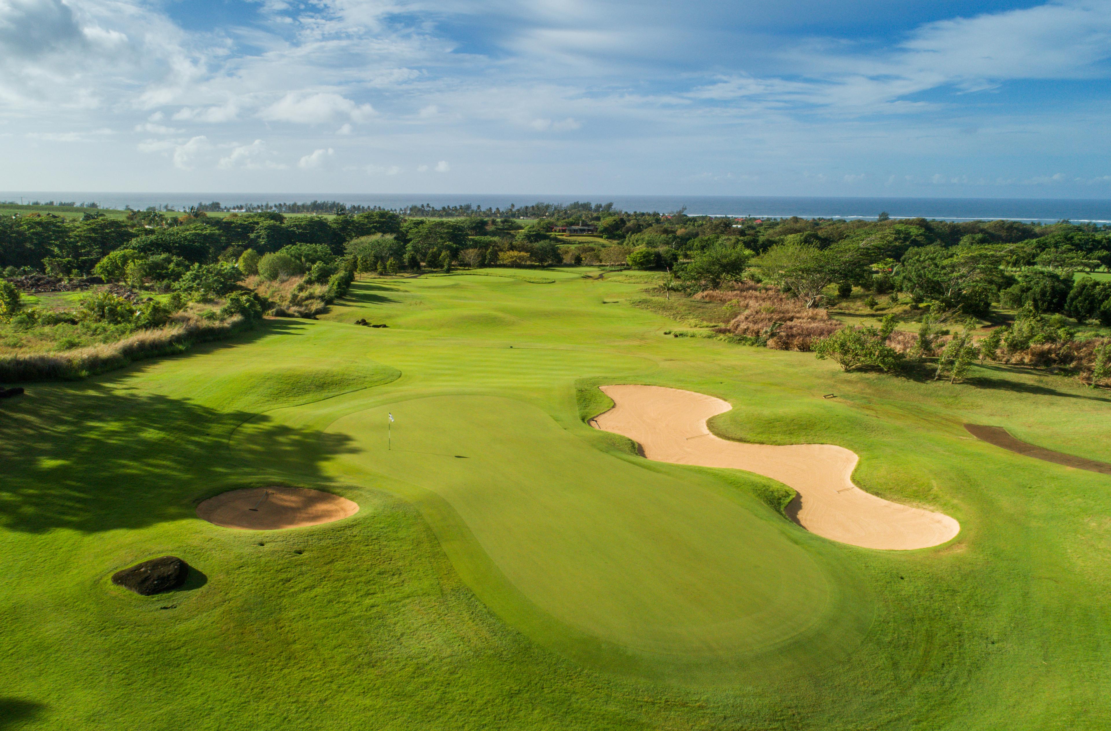 Rolling dunes leading to a smooth green being sandwiched by two sand bunkers