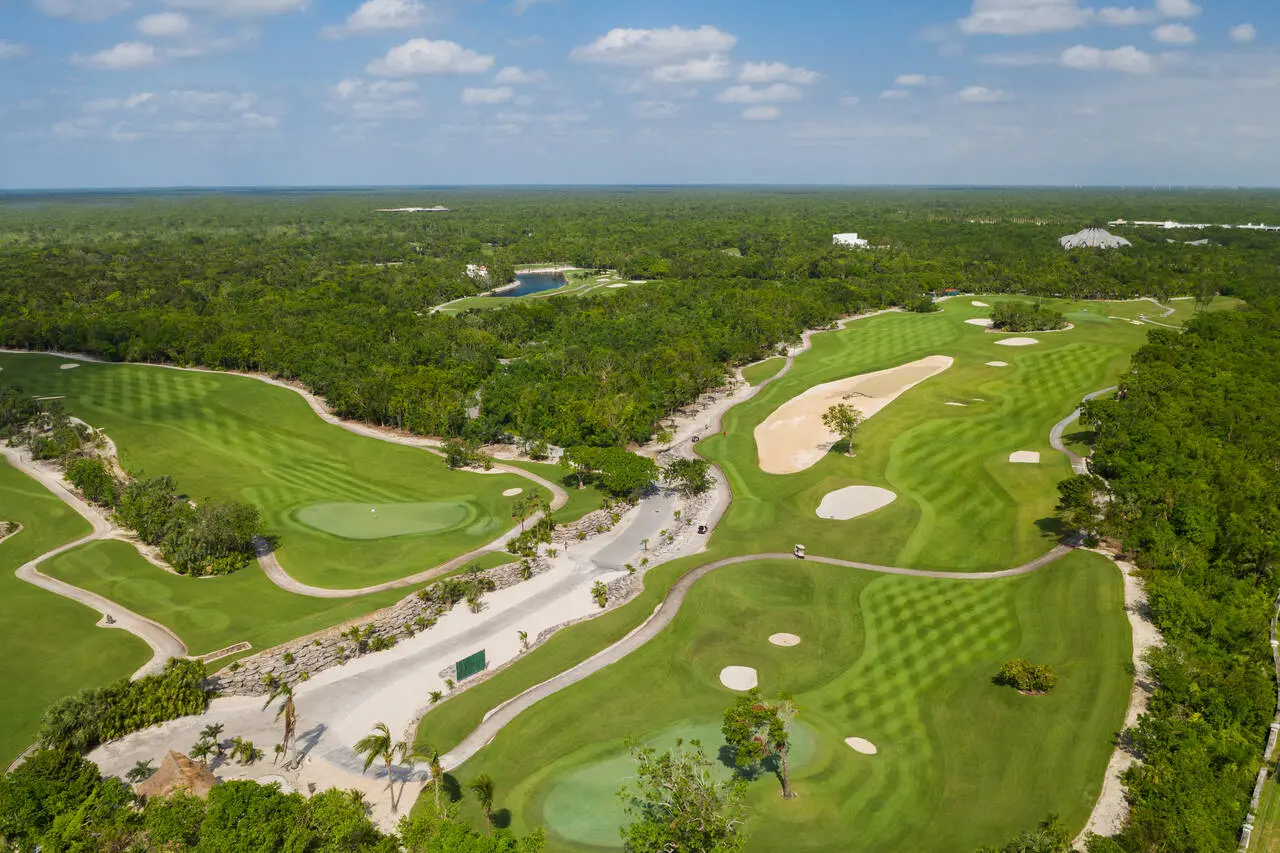 Birdseye view of the course showing its wide fairways and manicured greens both nestled with bunkers