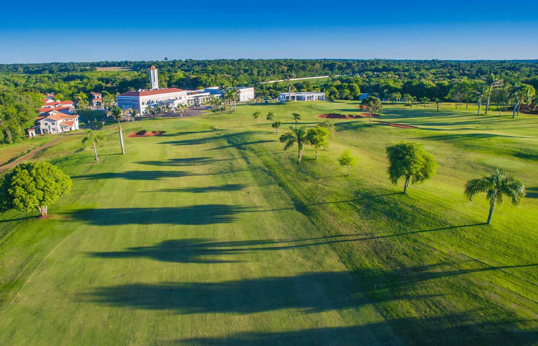 A well maintained fairway leading to the Iguassu Falls Golf Clubhouse