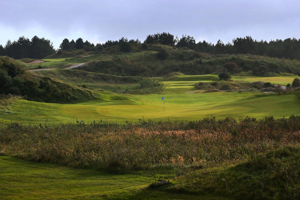 Short Par 3 from an elevated tee to an undulating green