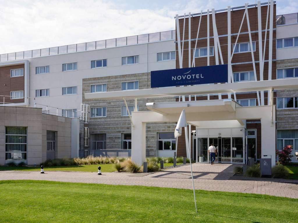 Front entrance to Novotel Saint Quentin