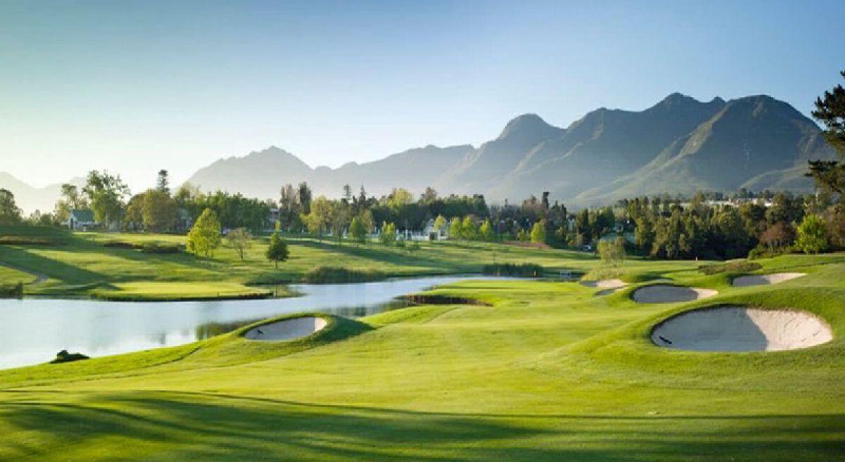 A fairway riddled with sand bunkers on the Outeniqua Course