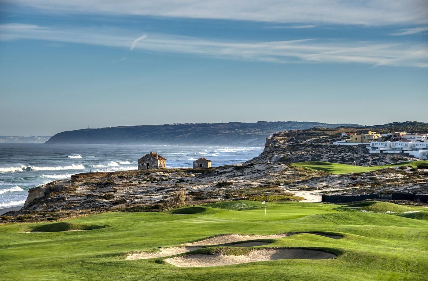 Praia d' El Rey Golf Course, bunkers dotted around and overlooking the ocean