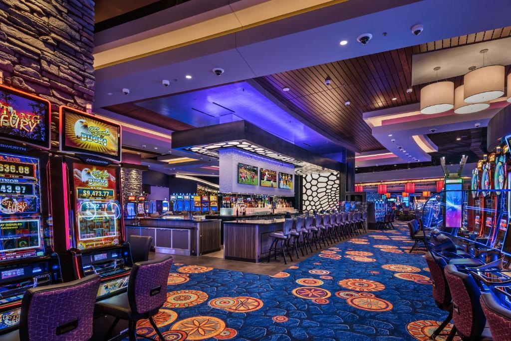 Casino at the We-Ko-Pa Resort equipped with a bar surrounded by slot machines